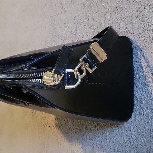 Small Givenchy Antigona bag in leather - Picture 9 of 16